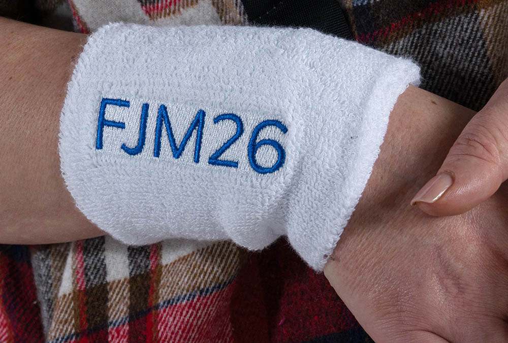 Bedrucktes Handgelenkband FJM26 – Juerg Siegrist AG Werbeartikel