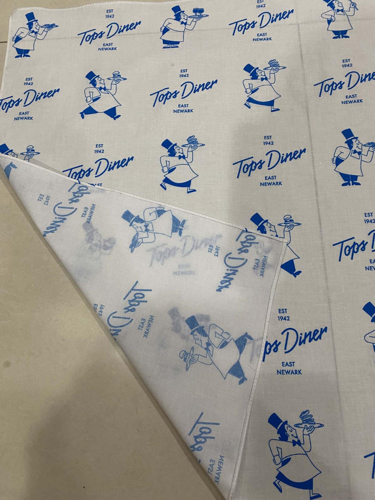Taschentuch/Baumwolltuch vollflächig gestaltet und bedruckt mit Logo von Tops Diner East Newark