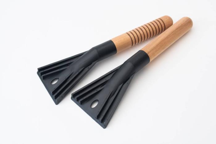 eiskratzer-mit-holzgriff-juerg-siegrist-holding-ag