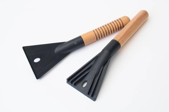 eiskratzer-mit-holzgriff-juerg-siegrist-holding-ag