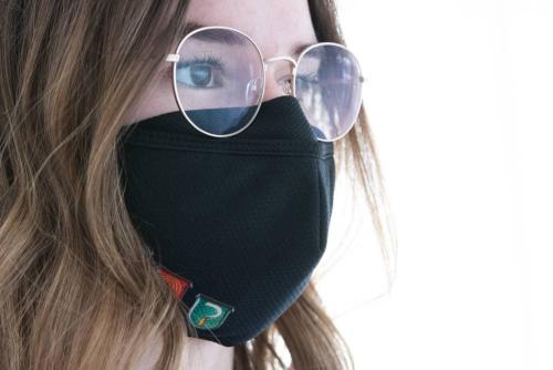 gesichtsmaske-komfort-sujet-wappen-juerg-siegrist-holding-a