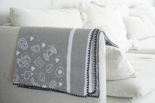 uscheldecke-werbedecke-mit-ihrem-design-grau-juerg-siegrist-ag