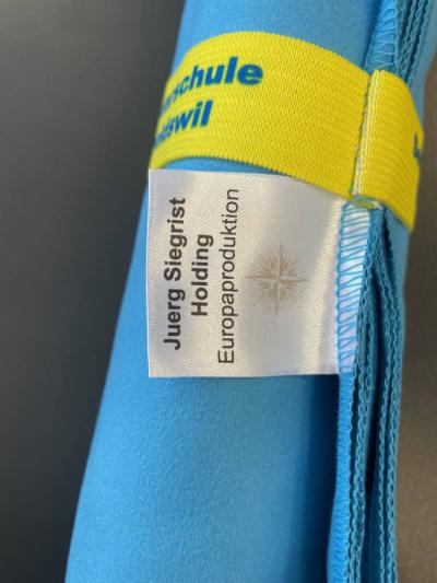 sporttuch-blau-gerollt-mit-werbeaufdruck-juerg-siegrist-ag-2