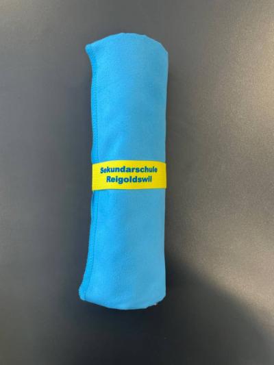 sporttuch-blau-gerollt-mit-werbeaufdruck-juerg-siegrist-ag