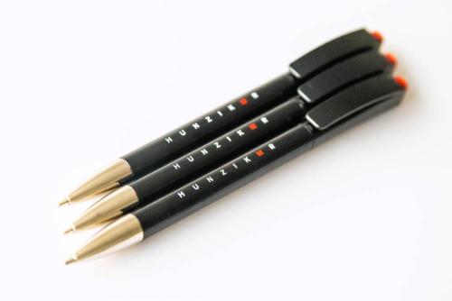 schwarze-kugelschreiber-q-design-mit-werbedruck-juerg-siegrist-ag