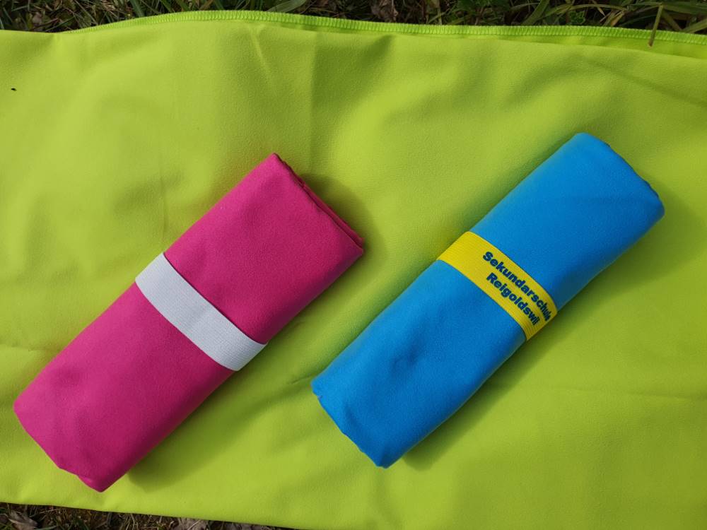 mikrofasertuch-sporttuch-mit-bedrucktem-elastik-juerg-siegrist-ag