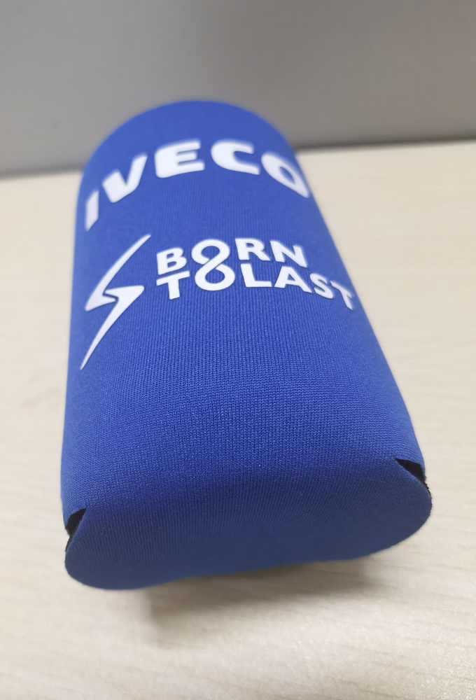 Dosenkühler aus Neopren bedruckt mit IVECO-Logo