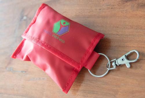 pocketmaske-taschenmaske-geöffnet-mit-logodruck-juerg-siegrist-ag