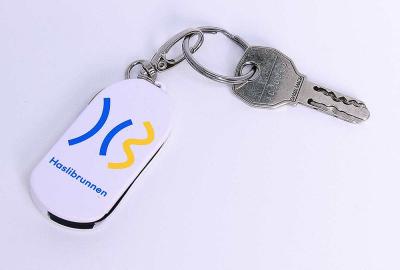 schlüssealanhänger-und-usb-ladegerät-weiss-mit-firmenlogo-juerg-siegrist-ag