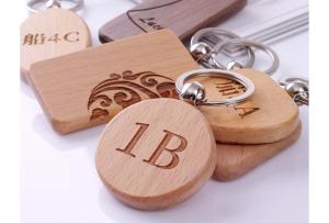 schlüsselanhänger-holz-mit-logolaserung-juerg-siegrist-ag