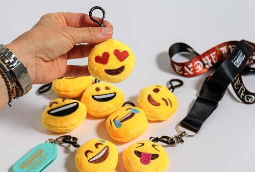 emoji-smiley-plüsch-schlüsselanhänger-mit-werbung-juerg-siegrist-ag-schweiz
