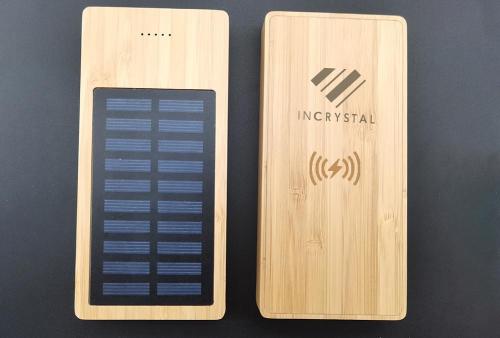 solar-powerbank-bamboo-mit-logo-juerg-siegrist-ag