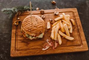 holzbrett-burger-mit-lasergravur-juerg-siegrist-ag