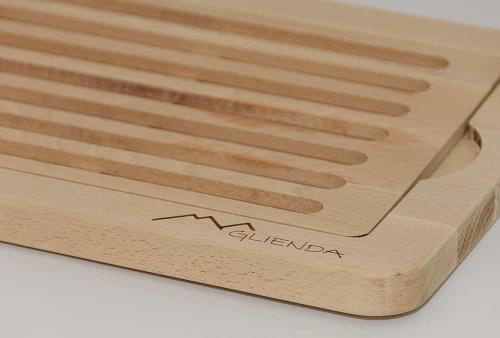 Holzbrett mit Firmenname graviert.