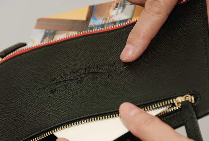 Reissverschluss Etui aus Leder.