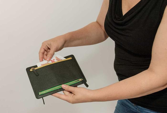 Reissverschluss Etui aus Leder.