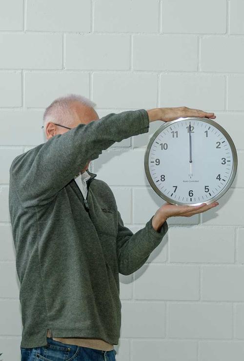 Funkwanduhr der Marke Dostmann.