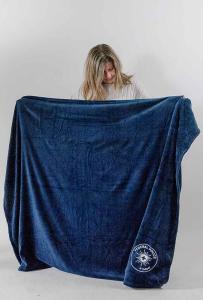 warme-decke-kuschelfleece-mit-stickerei-juerg-siegrist-ag