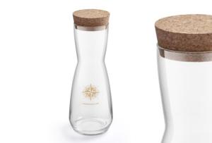 glaskaraffe-mit-korkdeckel-bedruckt-juerg-siegrist-ag