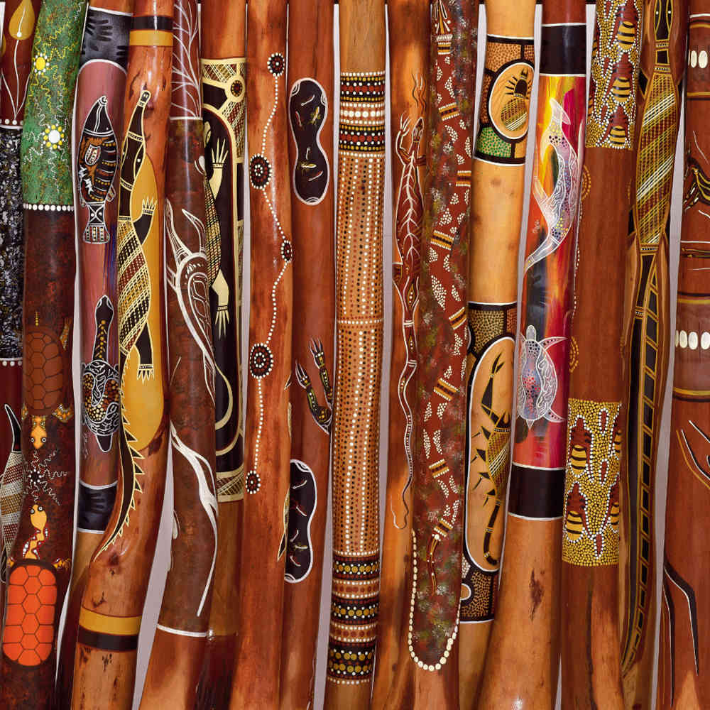 Didgeridoos von Aborigine Künstlern bemalt