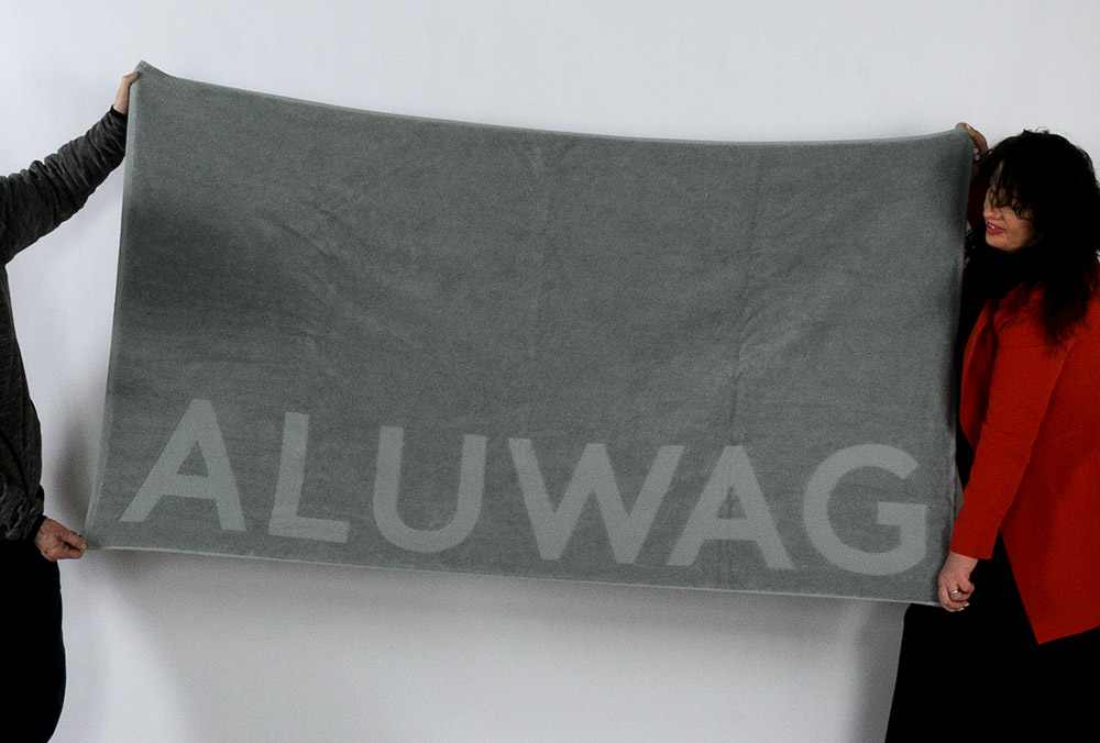 Badetuch mit Logo-Einwebung von ALUWAG – Juerg Siegrist AG Werbearikel