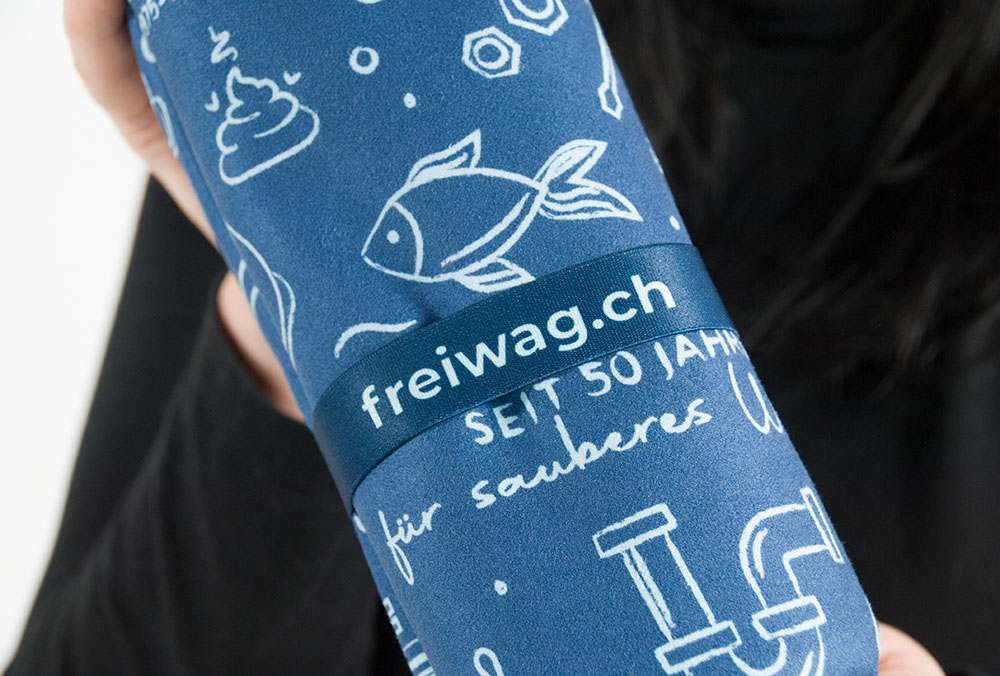 Gerolltes grosses Mikrofaser-Liegetuch bedruckt – Juerg Siegrist AG Werbeartikel