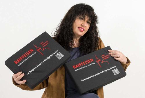 Grosses rechteckiges Sitzkissen bedruckt als Sonderanfertigung – Juerg Siegrist AG Werbeartikel