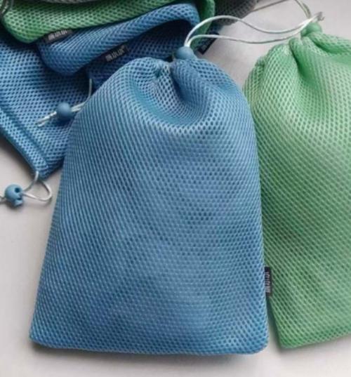 Hellblauer und grüner Textil-Mesh-Beutel mit Kordelzug