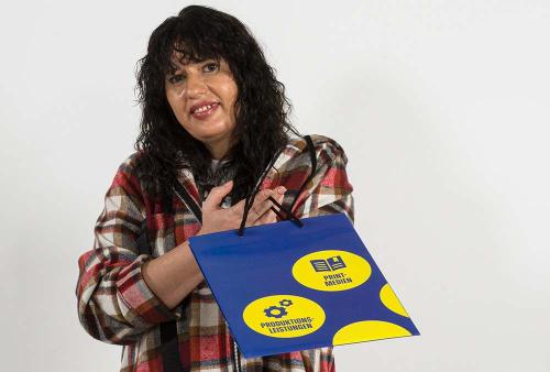 Laminierte Kartonpapier-Tragtaschen bedruckt – Juerg Siegrist AG Werbeartikel