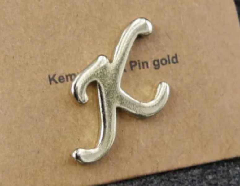 Individuelles Metallabzeichen/Pin in K-Form als Werbeartikel