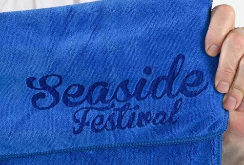 Mikrofaser-Tuch in royalblau mit Laserung Seaside Festival – Juerg Siegrist AG Werbeartikel