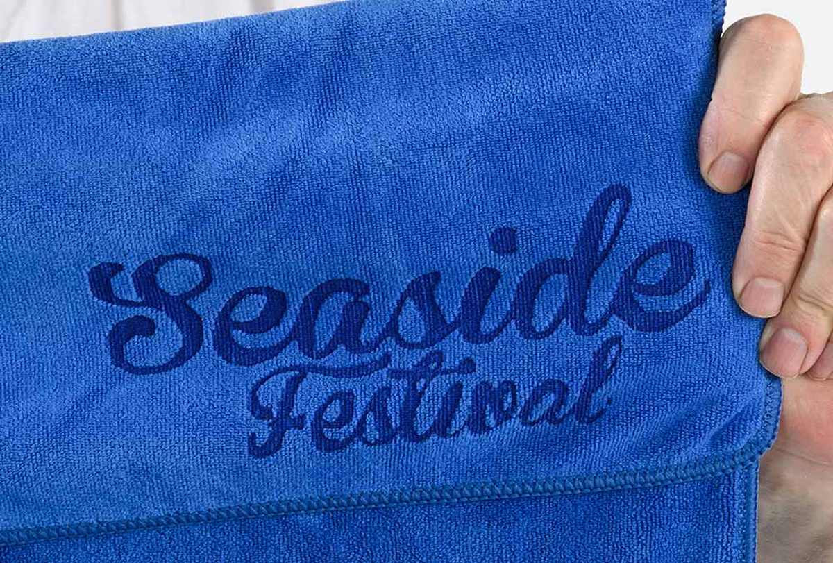 Mikrofaser-Tuch in royalblau mit Laserung Seaside Festival – Juerg Siegrist AG Werbeartikel