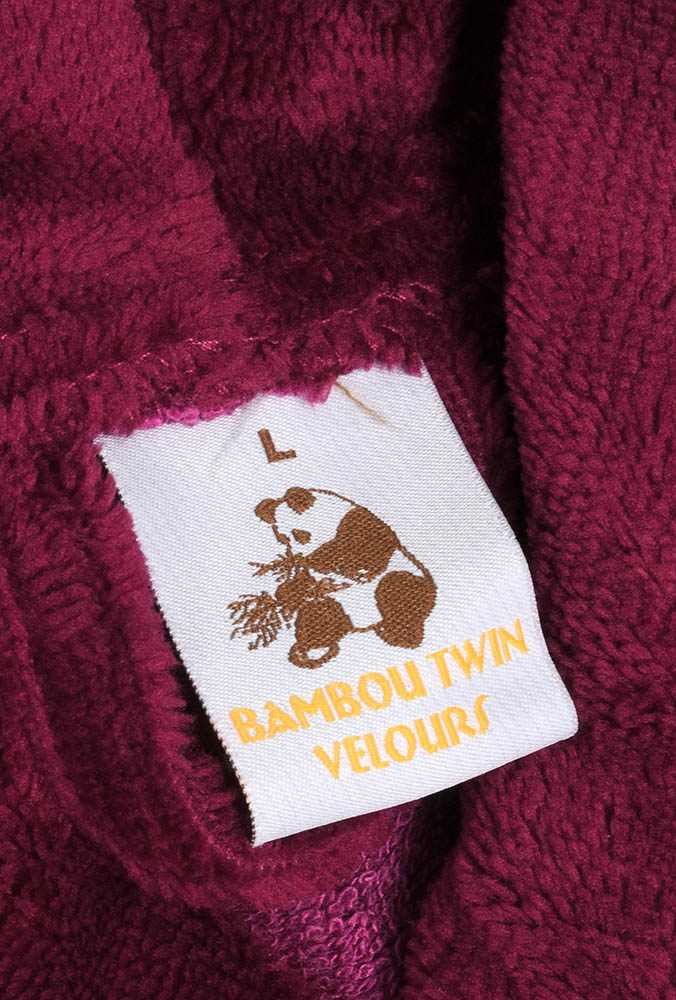 Label an Bademantel aus Bambus-Velours mit Ihrem Logo/Sujet als Stickerei – Juerg Siegrit AG Werbeartikel
