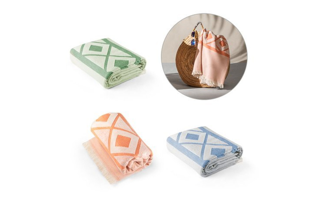 Multifunktionale Peshtemal Badetücher in Blau, Grün und Orange mit weissem Muster, vielseitig als Strandtuch, Liegetuch oder Sommerdecke verwendbar -Lifestylebild mit mehreren Badetüchern