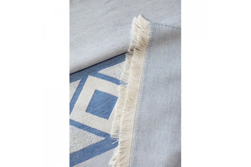 Hochwertiges Peshtemal Badetuch in Blau/Weiss mit geometrischem Design, individuell mit Logo oder Sujet veredelbar - Fransen und Baumwollstruktur