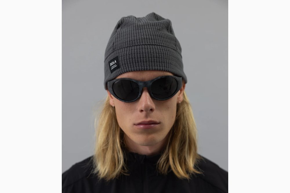Strickmütze Winter Beanie mit Logo individuell für Firmen und Vereine – Vorderansicht -Dunkelgrau